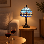 Lampe de chevet Tiffany Bleu Ciel dans un salon le soir