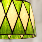 Gros plan du vitrail de l'applique murale Tiffany Losanges Verts