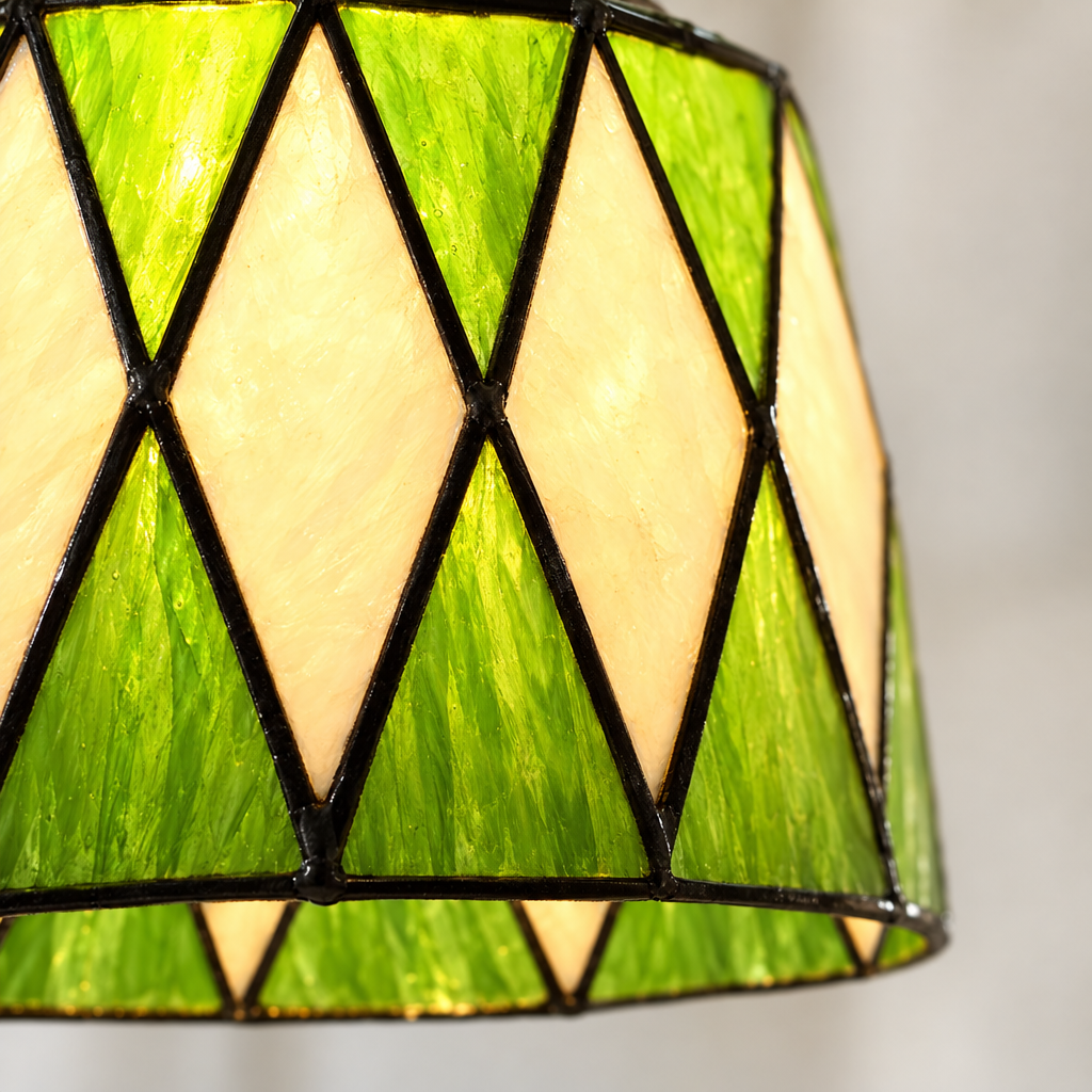 Gros plan du vitrail de l'applique murale Tiffany Losanges Verts