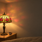 Halo coloré projeté au mur par la lampe de chevet Tiffany Tulipe Rouge
