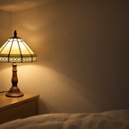 Halo chaud projeté au mur par la lampe de chevet Tiffany Mission Beige
