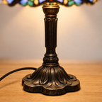 Gros plan du pied ouvragé de la lampe de chevet Tiffany Perlée Bleu Lavande
