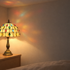 Halo coloré projeté au mur par la lampe de chevet Tiffany Perlée Multicolore