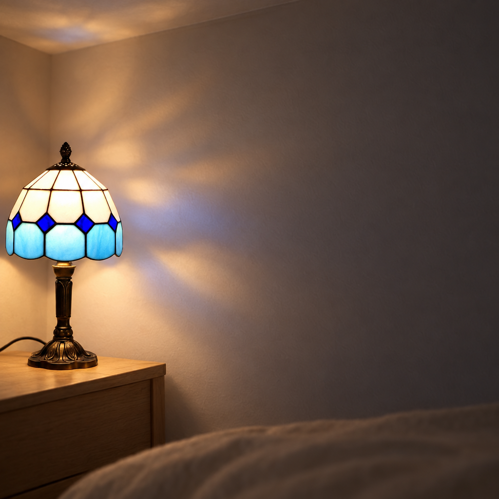 Halo projeté au mur par la lampe de chevet Tiffany Saphir