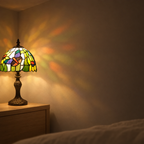 Halo coloré projeté au mur par la lampe de chevet Tiffany Papillon