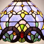 Gros plan du vitrail de la lampe de chevet Tiffany Perlée Bleu Lavande