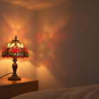 Halo coloré projeté au mur par la lampe de chevet Tiffany Fleur Rouge
