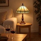 Lampe de chevet Tiffany Mission Beige dans un salon le soir