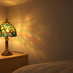 Halo coloré projeté au mur par la lampe de chevet Tiffany Libellule Verte