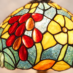Gros plan du vitrail de la lampe de chevet Tiffany Rubis