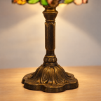 Gros plan du pied ouvragé de la lampe de chevet Tiffany Florale Verte