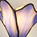 Gros plan du vitrail de l'applique murale Tiffany Fleur Lavande