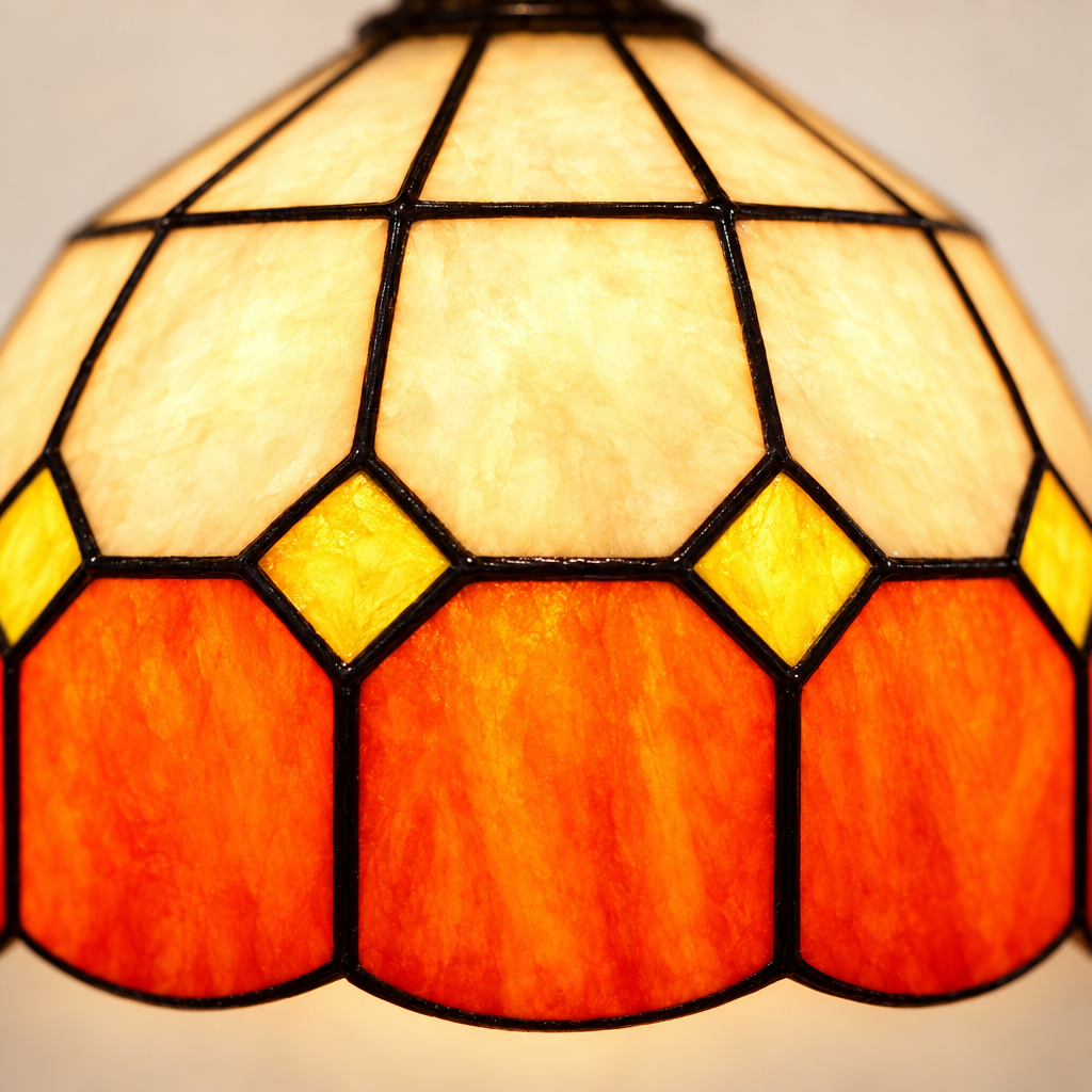 Gros plan du vitrail ambre de la lampe de chevet Tiffany Ambre