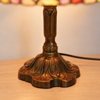 Gros plan du pied ouvragé de la lampe de chevet Tiffany Florale Rose