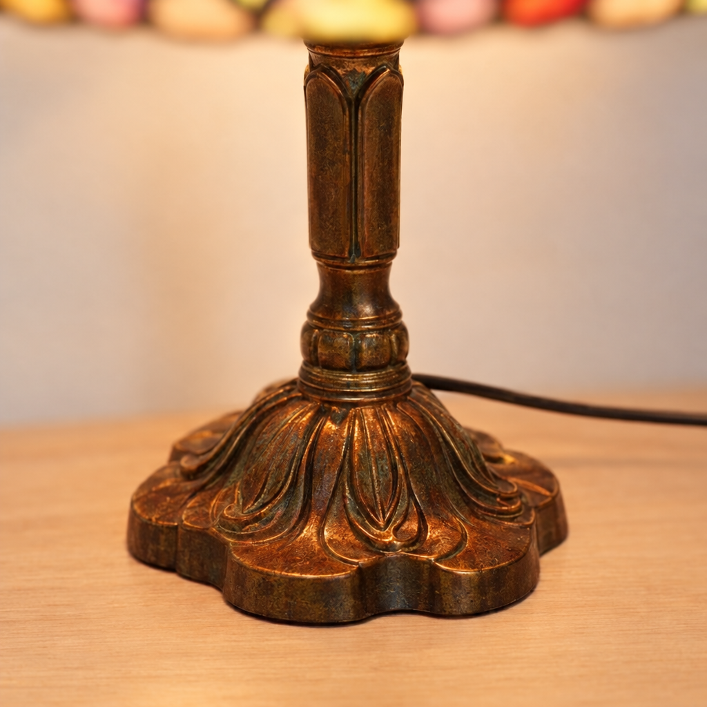 Gros plan du pied ouvragé de la lampe de chevet Tiffany Florale Rose