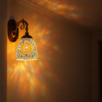 Halo multicolore projeté au mur par l'applique murale Tiffany Mosaïque Multicolore