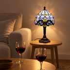 Lampe de chevet Tiffany Perlée Bleu Lavande dans un salon le soir