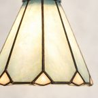 Gros plan du vitrail de l'applique murale Tiffany Mission Blanc