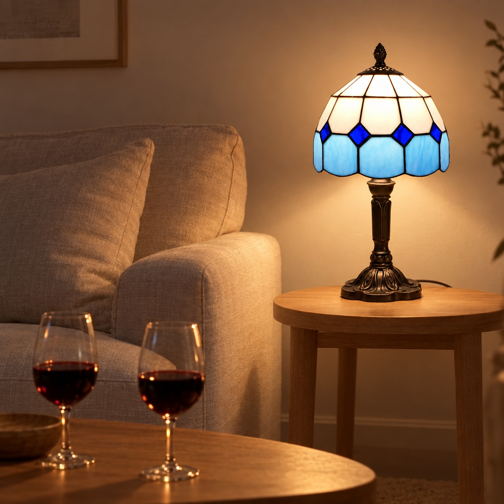 Lampe de chevet Tiffany Saphir dans un salon le soir