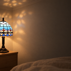 Halo coloré projeté au mur par la lampe de chevet Tiffany Bleu Ciel