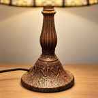 Gros plan du pied de la lampe de chevet Tiffany Mission Beige