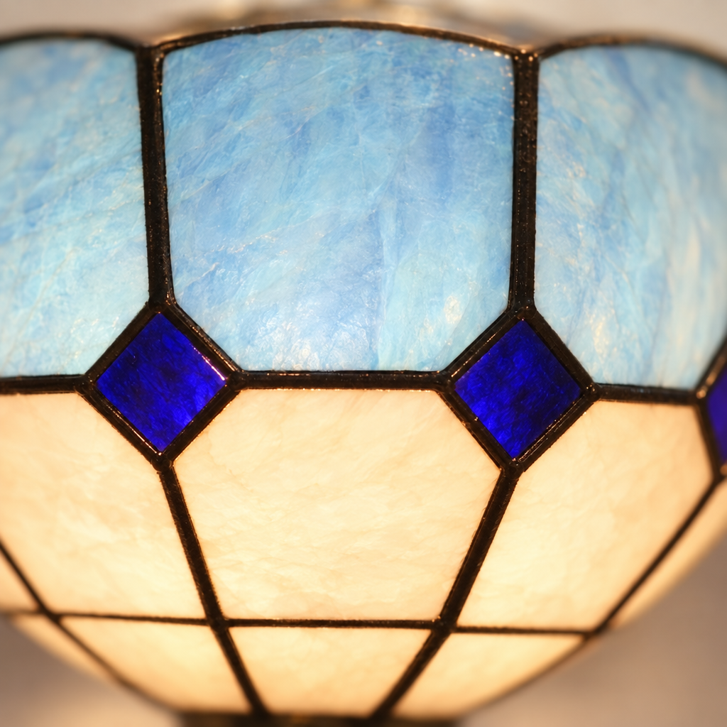 Gros plan du vitrail de l'applique murale Tiffany Saphir