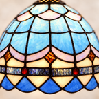Gros plan du vitrail de la lampe de chevet Tiffany Bleu Ciel