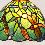 Gros plan du vitrail libellule de la lampe de chevet Tiffany Libellule Verte