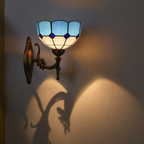 Halo projeté au mur par l'applique murale Tiffany Saphir