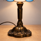 Gros plan du pied ouvragé de la lampe de chevet Tiffany Saphir