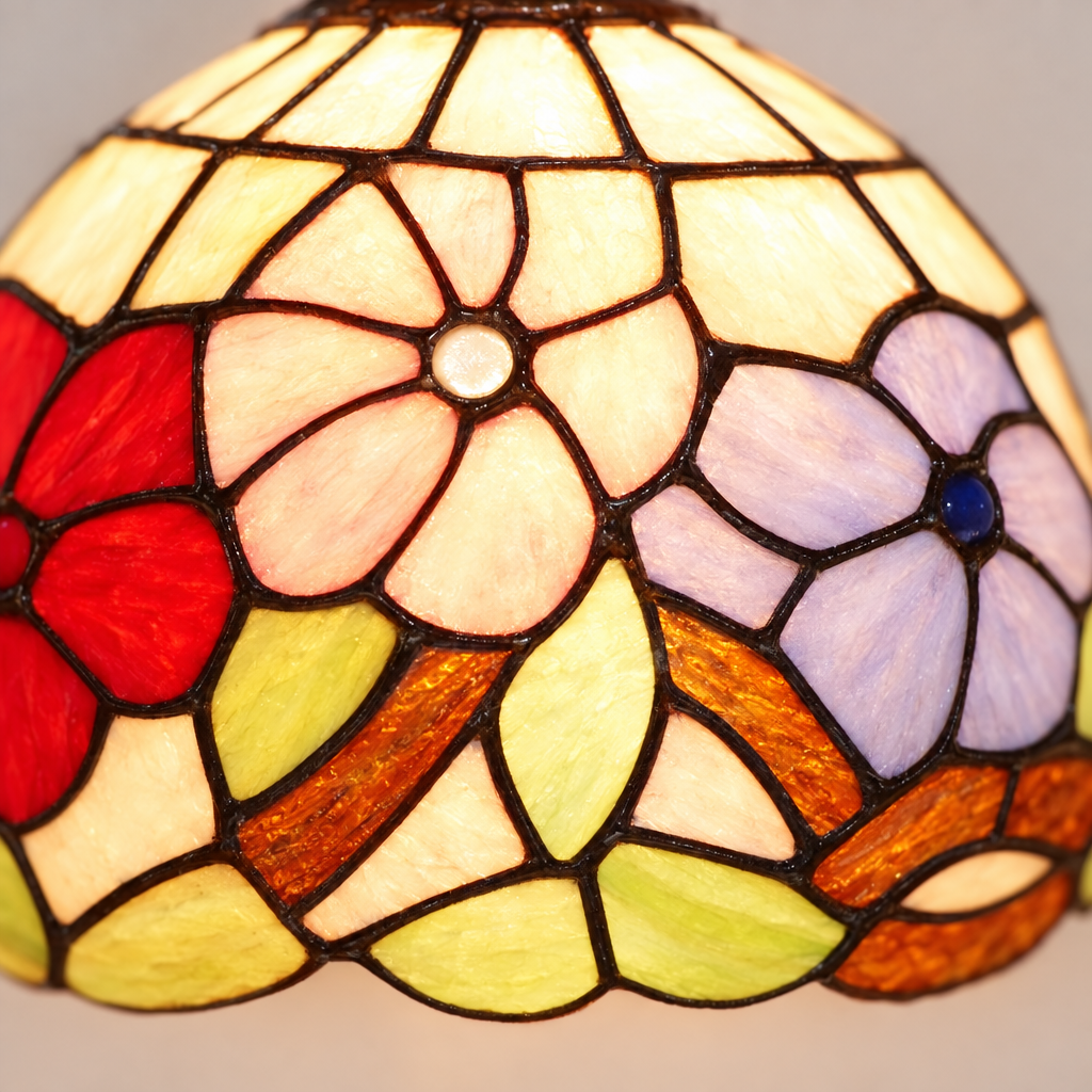 Gros plan du vitrail de la lampe de chevet Tiffany Florale Rose