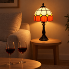 Lampe de chevet Tiffany Ambre dans un salon le soir