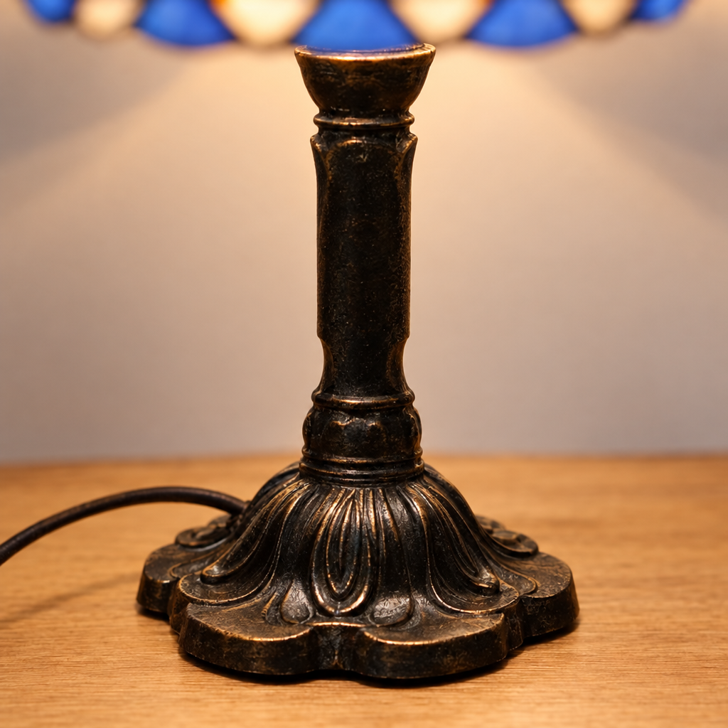 Gros plan du pied ouvragé de la lampe de chevet Tiffany Bleu Ciel