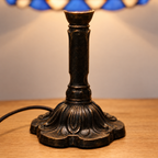 Gros plan du pied ouvragé de la lampe de chevet Tiffany Bleu Ciel