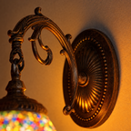 Gros plan du bras et de la rosace de l'applique murale Tiffany Mosaïque Multicolore