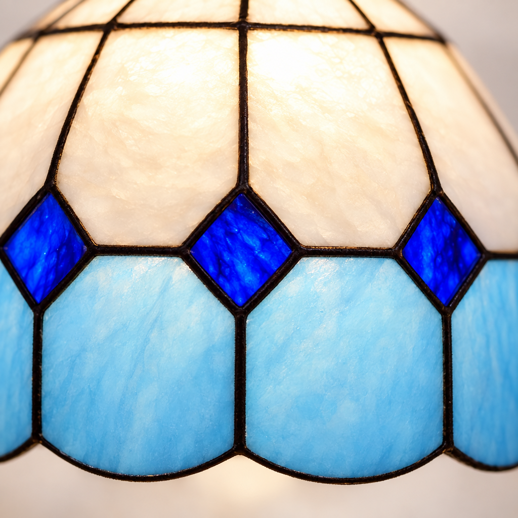Gros plan du vitrail de la lampe de chevet Tiffany Saphir