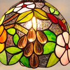 Gros plan du vitrail de la lampe de chevet Tiffany Florale Verte