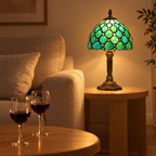 Lampe de chevet Tiffany Perlée Émeraude dans un salon le soir
