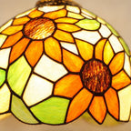 Gros plan du vitrail tournesol de la lampe de chevet Tiffany