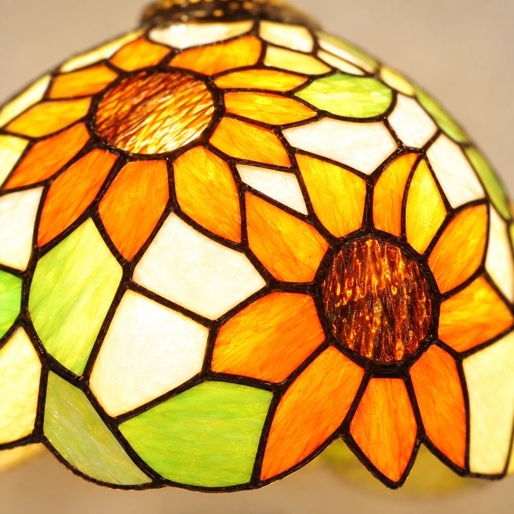 Gros plan du vitrail tournesol de la lampe de chevet Tiffany