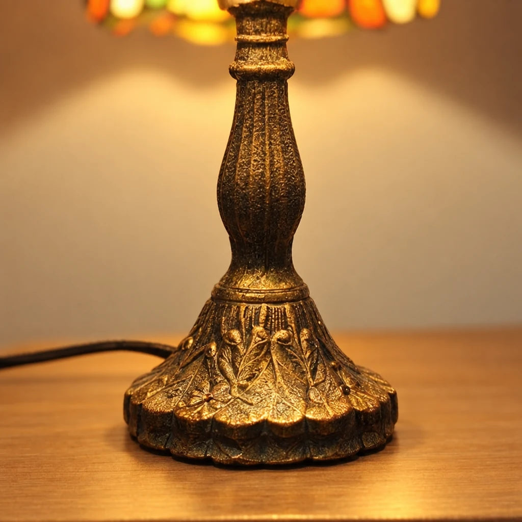 Gros plan du pied ouvragé de la lampe de chevet Tiffany Tournesol