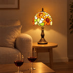 Lampe de chevet Tiffany Tournesol dans un salon le soir
