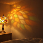Halo coloré projeté au mur par la lampe de chevet Tiffany Tournesol